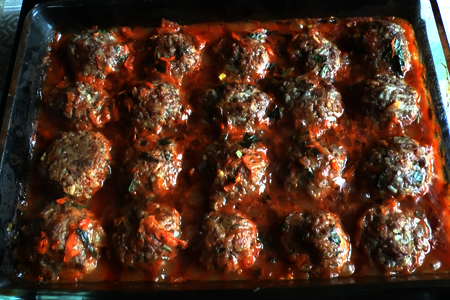 Фото к рецепту: Мясные тефтели с рисом в томатном соусе в духовке