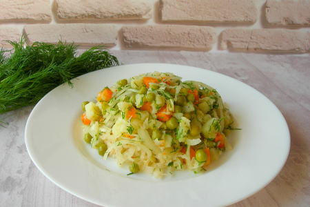 Фото к рецепту: Постный салат с квашеной капустой