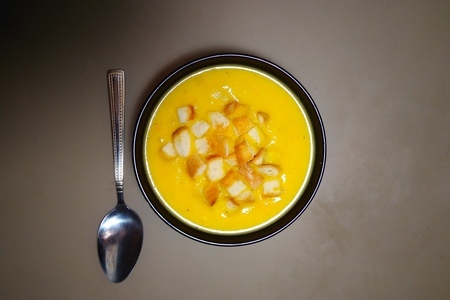 Фото к рецепту: Тыквенный крем суп с кусочками ветчины