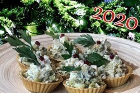 Фото к рецепту: Новогодний оливье в новом формате