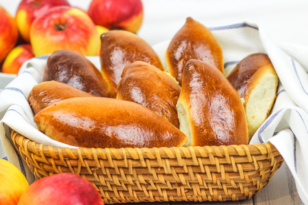 Фото к рецепту: Пирожки с яблоками в духовке