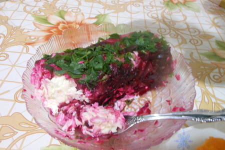 Фото к рецепту: Салат с солеными огурцами, свеклой и копченым сыром
