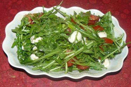 Фото к рецепту: Салат с рукколой и моцареллой