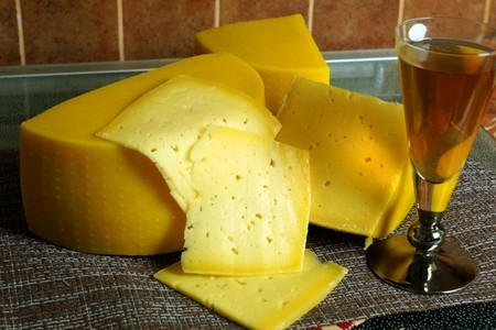 Фото к рецепту: Сыр российский, подробный рецепт легендарного сыра ссср 