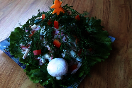 Фото к рецепту: Салат с сырыми шампиньонами на новогодний стол 2020