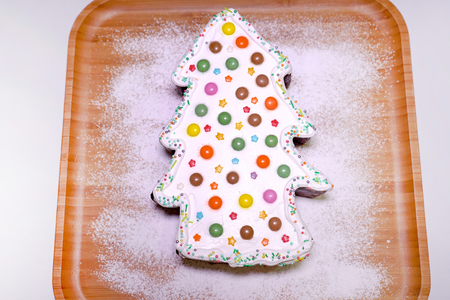 Фото к рецепту: Новогодний торт "елочка" с восхитительным ореховым ароматом 