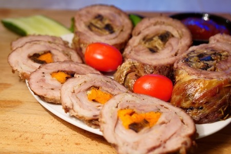 Фото к рецепту: Фаршированные рулеты из свинины с сочной начинкой