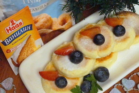 Фото к рецепту: Сырники с ягодами. праздничный завтрак.
