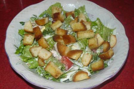 Фото к рецепту: Салат с латуком и сухариками
