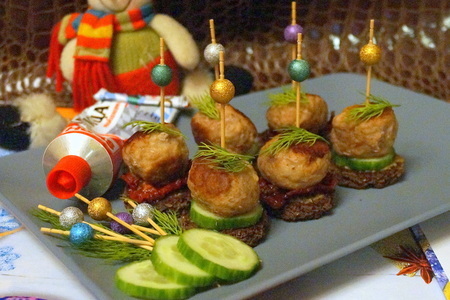 Фото к рецепту: Праздничная закуска - канапе с мясными шариками