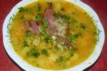 Фото к рецепту: Гороховый суп с копчеными ребрышками
