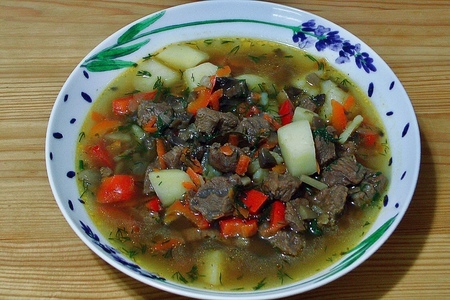 Фото к рецепту: Венгерский суп-гуляш из говядины и грибами