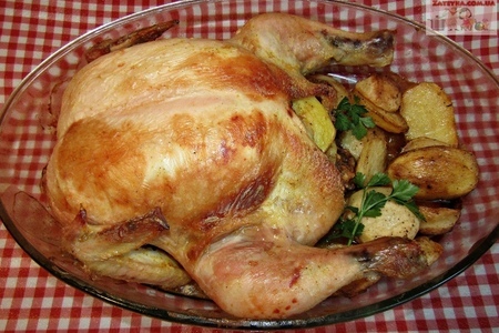Фото к рецепту: Курица, запеченная с картофелем в духовке