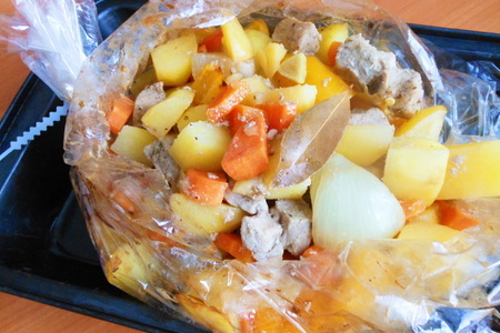 Фото к рецепту: Картофель с овощами и мясом в рукаве