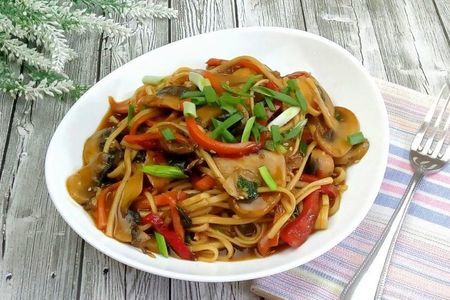 Фото к рецепту: Лапша с овощами в азиатском стиле