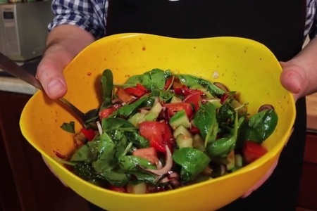 Фото к рецепту: Салат из шпината и авокадо