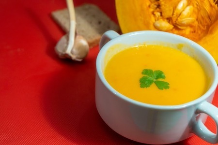 Фото к рецепту: Сытный суп-пюре из тыквы