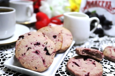 Фото к рецепту: Песочное печенье с джемом "черная смородина" махеевъ к 8 марта
