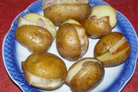 Фото к рецепту: Печеная картошка с салом