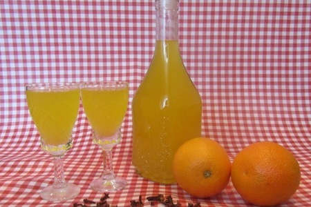 Фото к рецепту: Апельсиново-гвоздичный ликер