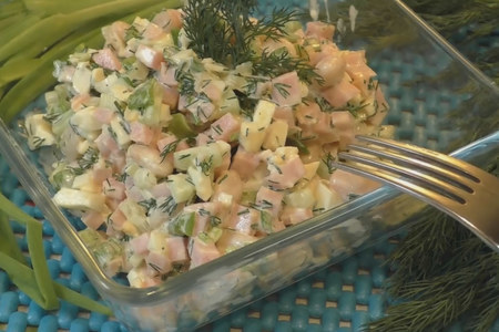 Фото к рецепту: Салат с белой фасолью и ветчиной 