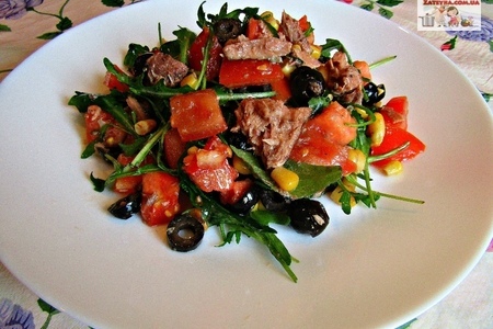 Фото к рецепту: Диетический салата с тунцом и овощами