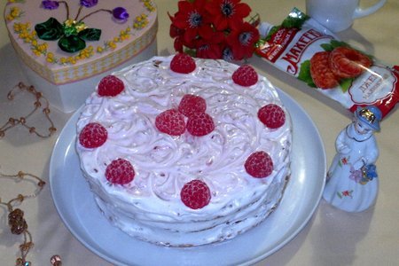 Фото к рецепту: Торт "малиновые грёзы" с джемом "махеевъ", 8 марта