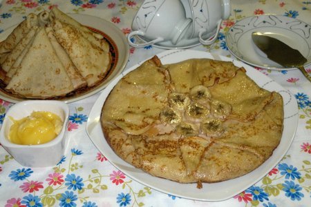 Фото к рецепту: Блинный пирог с творогом и бананом