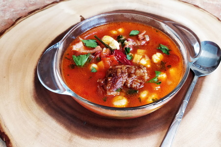 Фото к рецепту: Венгерский суп с копченостями боб левеш