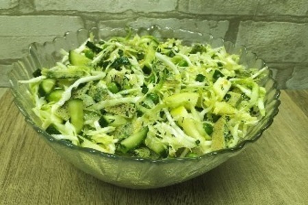 Фото к рецепту: Салат зеленый из молодой капусты