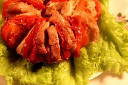 Фото к рецепту: Свинина, запеченная в духовке с помидорами
