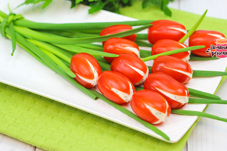 Фото к рецепту: Праздничная закуска тюльпаны из помидоров на 8 марта