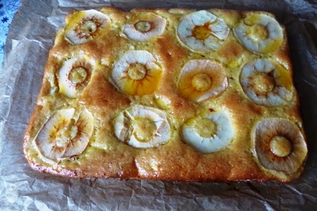 Фото к рецепту: Бесквитный яблочный пирог с мандариновым сиропом