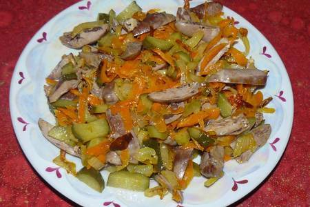 Фото к рецепту: Теплый салат с куриными сердечками