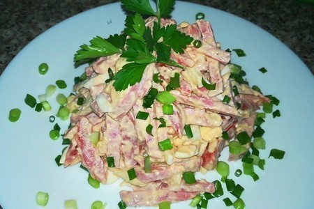 Фото к рецепту: Салат на праздник с колбасой