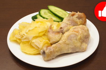Фото к рецепту: Картошка с курицей на кефире