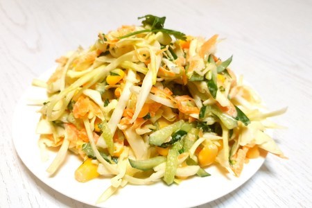 Фото к рецепту: Салат из свежей капусты и моркови
