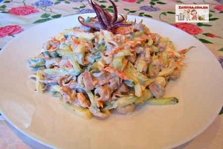 Фото к рецепту: Диетический салат с кальмарами, яйцами и овощами