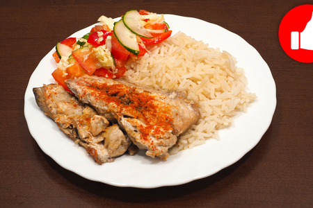 Фото к рецепту: Рыба с рисом на пару