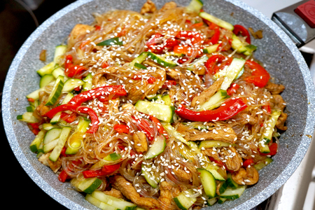 Фото к рецепту: Фунчоза с овощами и курицей
