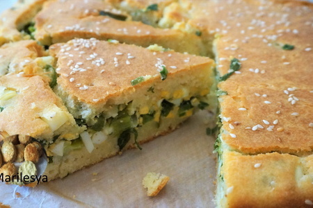 Фото к рецепту: Ленивый пирог с зелёным луком и яйцом