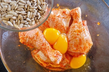 Фото к рецепту: Курица с картошкой и семечками