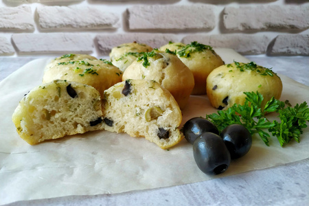 Фото к рецепту: Закусочные булочки с оливками