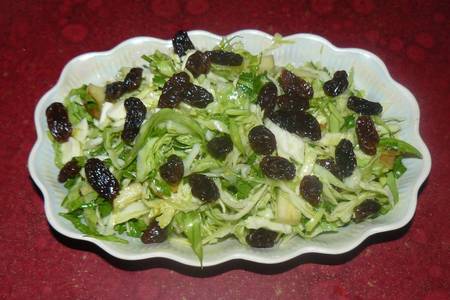 Фото к рецепту: Салат с молодой капусты с соленым сыром