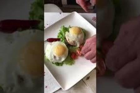 Фото к рецепту: Бифштекс говяжий рубленый с яйцом
