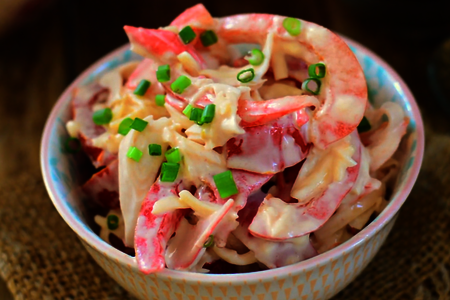 Фото к рецепту: Салат с крабовыми палочками и помидорами "красное море"