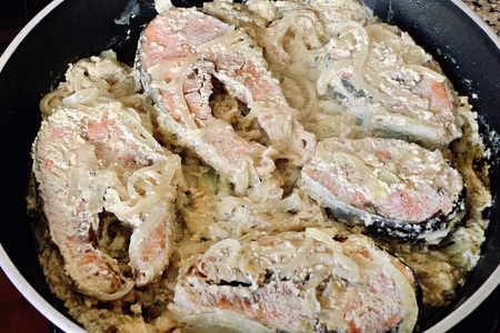 Фото к рецепту: Рыбка с луком в сметане на сковороде