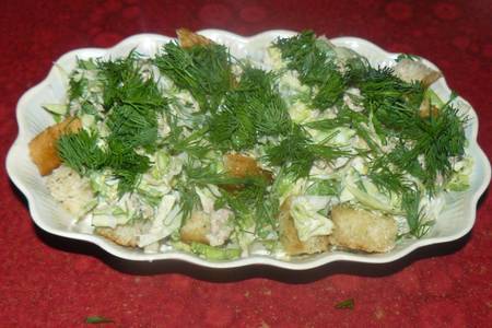Фото к рецепту: Салат с молодой капусты с тунцом и сухариками
