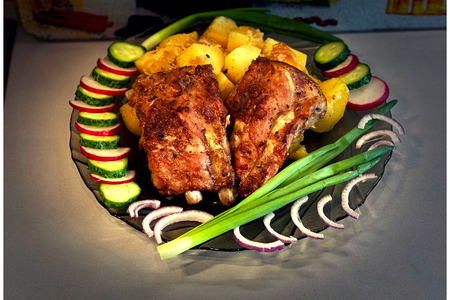 Фото к рецепту: Свиные ребрышки, запеченные в духовке с картошкой