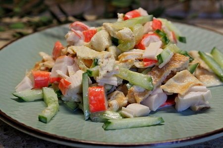 Фото к рецепту: Салат с крабовыми палочками и жареным яйцом